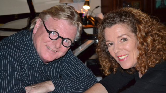 Jos van Beest ontvangt Mariëlle Koeman