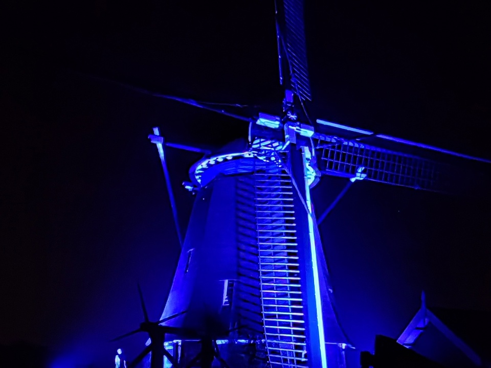 Molennacht: verlichte bakens in het landschap