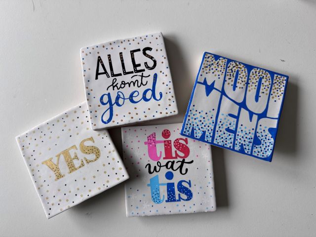 Handletteren 'Maak je eigen poëzie-tegeltje' in Woubrugge